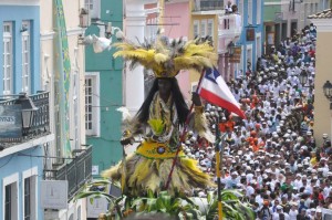 Cortejo do Dois de Julho vira carnaval cívico nas ruas do centro histórico de Salvador. 